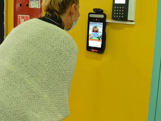 NIEPORĘT. Nowoczesne urządzenie do mierzenia temperatury w szkole w Józefowie