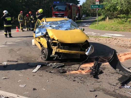NIEPORĘT. Oplem wjechali w autobus. Interweniował helikopter
