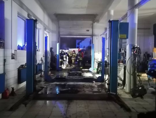 NIEPORĘT. Płonący Nissan w warsztacie samochodowym