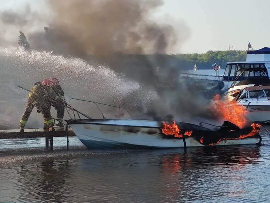 NIEPORĘT. Pożar w porcie Pilawa, spłonęła motorówka
