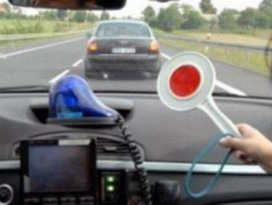 NIEPORĘT/RADZYMIN. Staranował radiowóz w trakcie ucieczki. Policjantka odniosła obrażenia