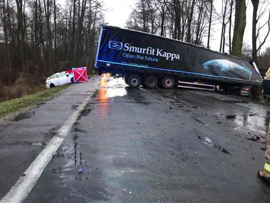 NIEPORĘT. Śmiertelny wypadek na DW 631. Ciężarówka staranowała osobówkę