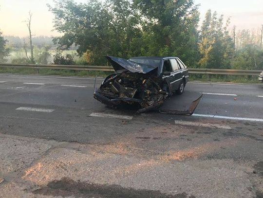 NIEPORĘT. Terenówka uderzyła w drzewo. Kierowca w ciężkim stanie trafił do szpitala