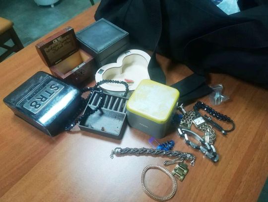 NIEPORĘT. Ukradli 10 tys. złotych. Policja szuka trzeciego sprawcy
