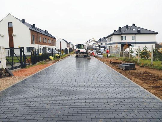 NIEPORĘT. Ulica Ustronna z nową nawierzchnią