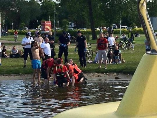 NIEPORĘT. Uszkodzony kręgosłup po skoku "na główkę". Wezwano śmigłowiec