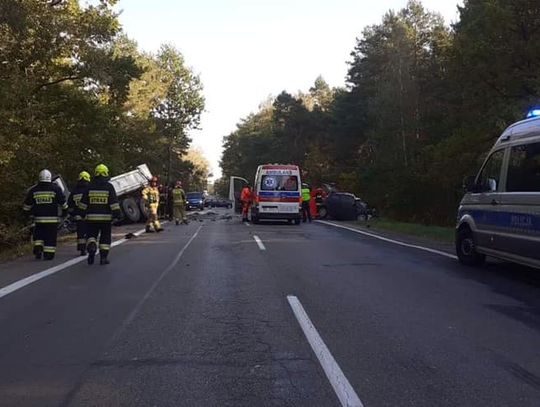 NIEPORĘT. Zderzenie osobówki z ciężarówką. Nie żyje jedna osoba