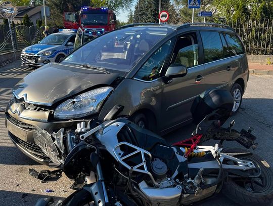 NIEPORĘT. Zderzenie osobówki z motocyklem w Stanisławowie Pierwszym