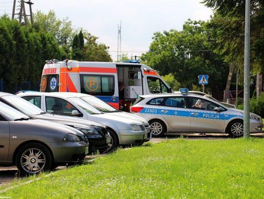 NIEPORĘT. Złamała nogę przytrzaskując ją drzwiami