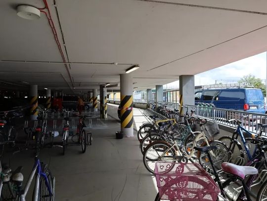 Nowe stojaki rowerowe kosztem miejsc parkingowych