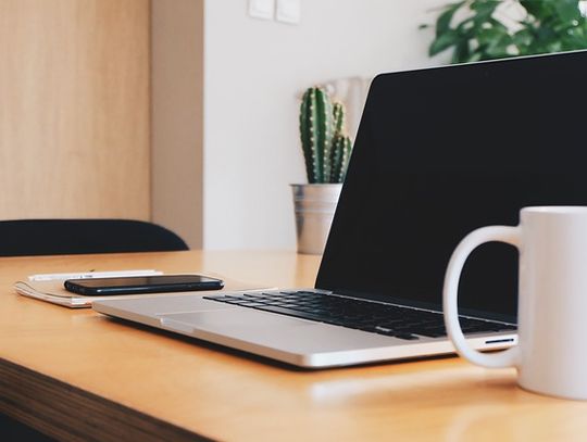 Nowego MacBooki z procesorem M1 lub M2 - który model wybrać?