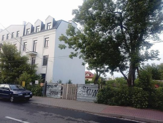 Obok kamienicy Petersburskiego