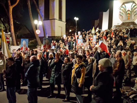 Pamięć o Świętym Janie Pawle II wciąż żywa w Legionowie. W 20. ROCZNICĘ ŚMIERCI JANA PAWŁA II ULICAMI LEGIONOWA PRZESZEDŁ III PAPIESKI MARSZ WDZIĘCZNOŚCI.