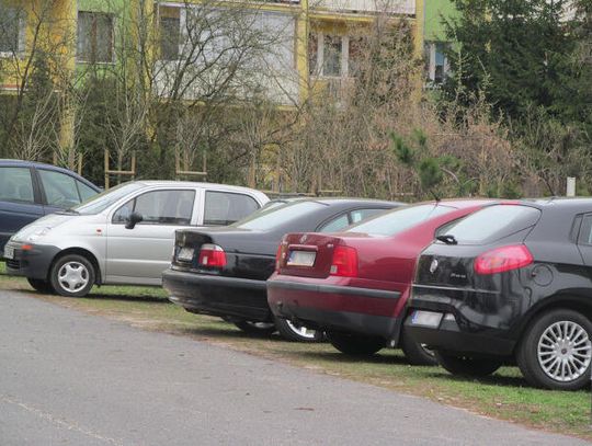 Parkują na trawnikach