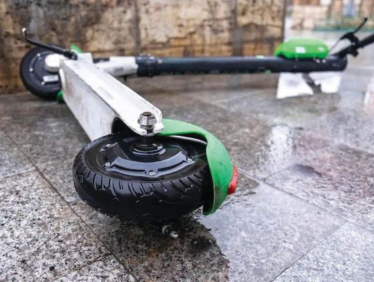 Pijany nastolatek na hulajnodze elektrycznej