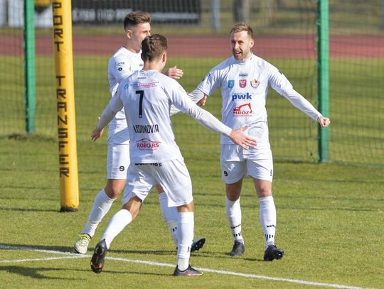 PIŁKA NOŻNA.  Jedenaste zwycięstwo. Pelikan Łowicz – Legionovia 1-2 (1-0)