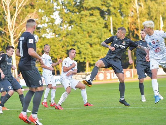 PIŁKA NOŻNA. Nadal liderują. Zwycięstwo i remis