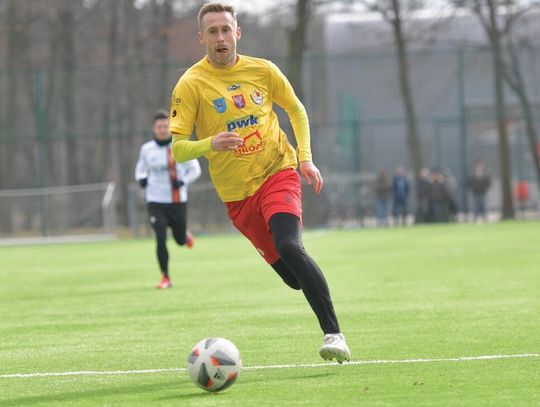 PIŁKA NOŻNA. Piłkarska wiosna Na początek derby