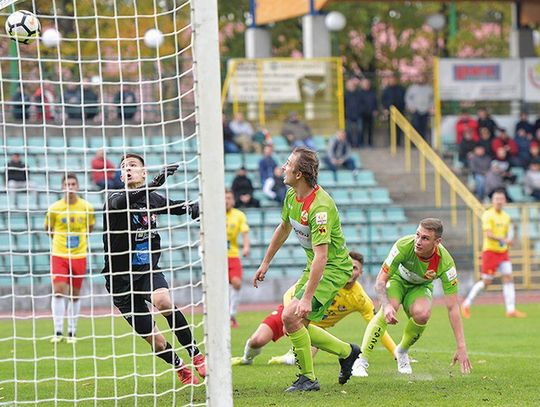 PIŁKA NOŻNA. Wicelider pokonany - Legionovia – Lechia Tomaszów Mazowiecki 3-0 (2-0)