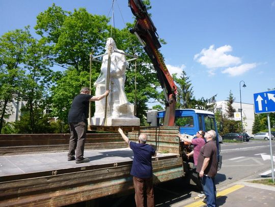 Piłsudski odjechał, pomnik coraz bliżej