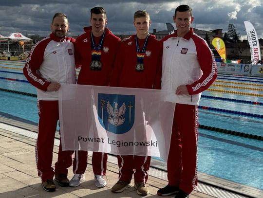 PŁYWANIE. 8 medali dla Delfina na Mistrzostwach Europy w lodowym pływaniu federacji IISA