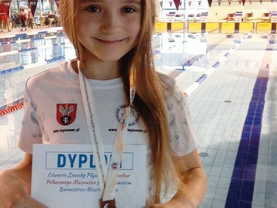 PŁYWANIE. Brązowe Kaja i Antonina - „Delfinki” w Mławie
