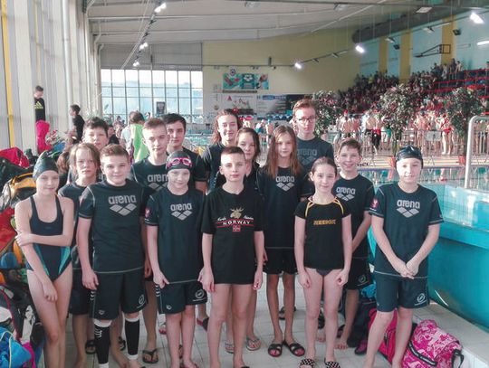 PŁYWANIE. „Delfinki” na podium