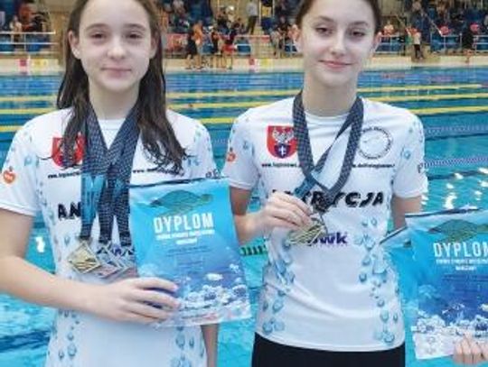 PŁYWANIE. Patrycja i Antonina. Zimowe Mistrzostwa Warszawy