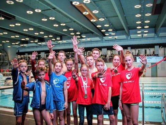 PŁYWANIE. Trójka na podium