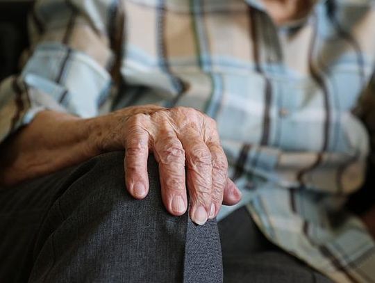 PO SĄSIEDZKU. Wyrzuciła przez okno 50 tys. zł – uwaga na oszustów!