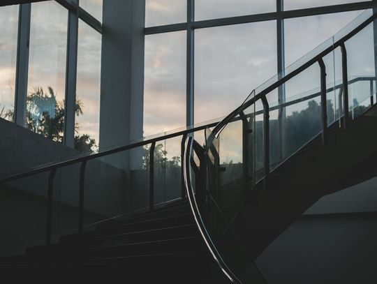 Poradnik: Jak wybrać idealne balustrady szklane w Warszawie?