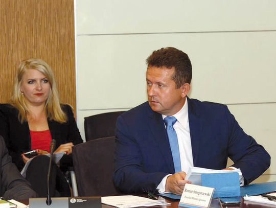 Psy szczekają, prezydent idzie dalej