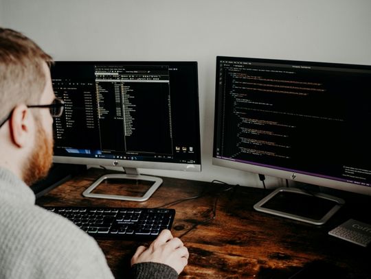 Ścieżki rozwoju zawodowego w IT – na co się zdecydować w 2024 roku?