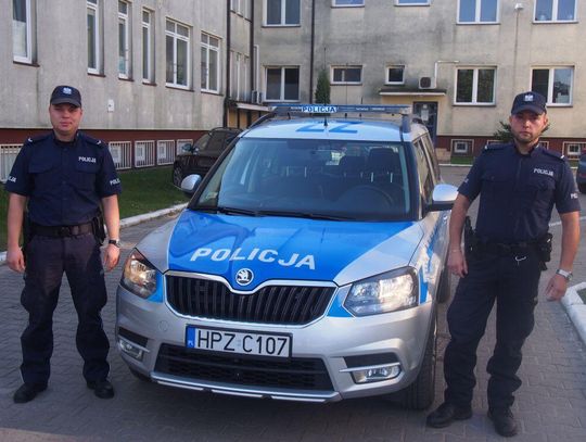 SEROCK/ ŁACHA. Bohaterscy policjanci uratowali tonącą kobiete