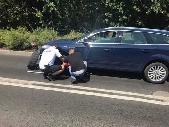 SEROCK. Pomocni policjanci pomogli zmienić koło