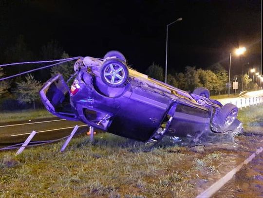 SEROCK. Skasował 50 m barier ochronnych i dachował