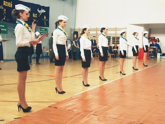 SEROCK. Stewardessy i barmani