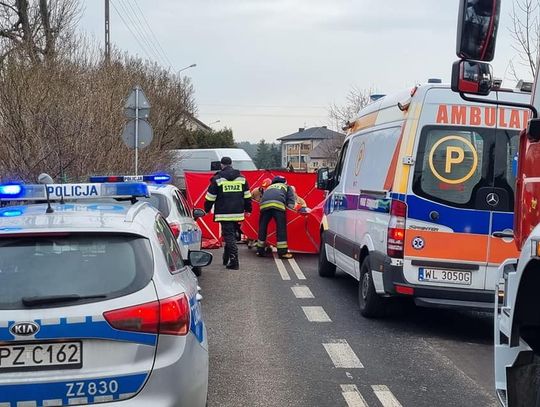 SEROCK. Wjechał skuterem w tył ciężarówki, omal nie stracił życia