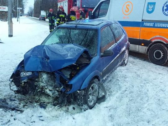 SEROCK. Wypadek w Jachrance, mężczyzna wjechał w drzewo