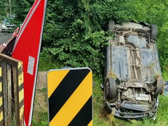 SEROCK. Wypadli z drogi i dachowali. Nie żyje 36-letni pasażer