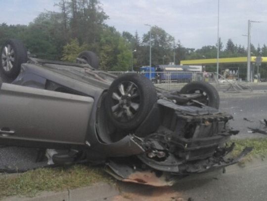 SEROCK.  Zjechała z drogi i dachowała. Jedna osoba trafiła do szpitala