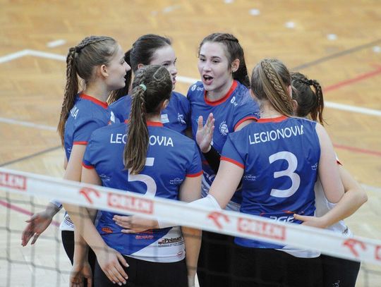 SIATKÓWKA. LTS obok podium. MP kadetek w Wieliczce