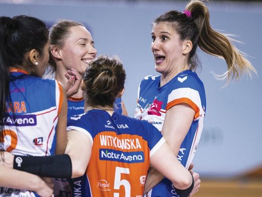 Radość zespołu z Radomia zrozumiała. One zameldowały się n w strefie. Ana Bjelica uśmiechnięta, ale jakby trochę zdziwiona. Dopiero drugi mecz w barwach Radomki i już tytuł MVP. Cóż, co klasa to0 klasa Fot. Tauron Liga (Łukasz Wójcik)