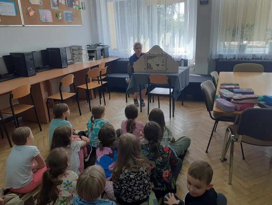 Spotkanie klasy I C z teatrzykiem Kamishibai – „Szukając Marudka”