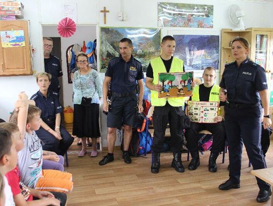Spotkanie stróżów prawa z dziećmi