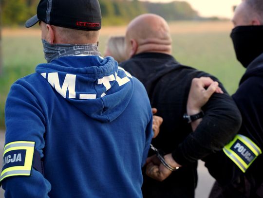 ŚRODKI ODURZAJĄCE ZAKOPYWALI W ZIEMI – zatrzymania w Nowym Dworze Maz. i Zakroczymiu [FILM]