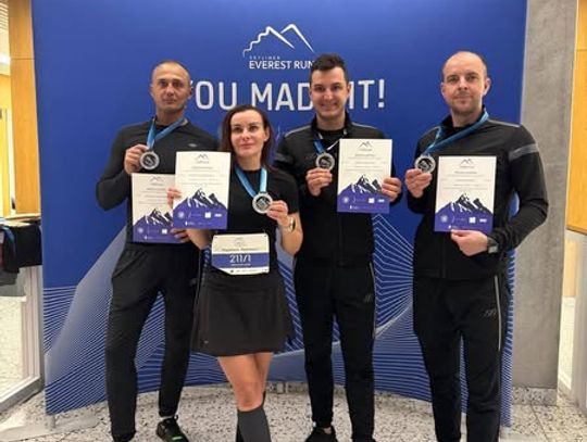 Strażacy z Legionowa na Skyliner Everest Run 2025