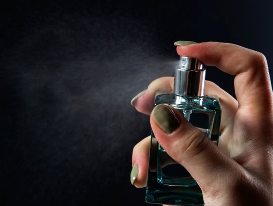 Sukienka i zapach – duet doskonały. Jak francuskie perfumy lane podkreślają kobiecą stylizację?