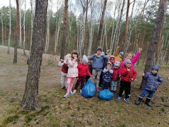 ŚWIATOWY DZIEŃ ZIEMI. Już wiedzą jak dbać o środowisko. Przedszkolaki posprzątały las