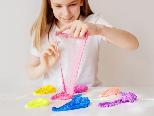 Tworzenie slime'a – wielka frajda, która wspiera rozwój i kreatywność dziecka